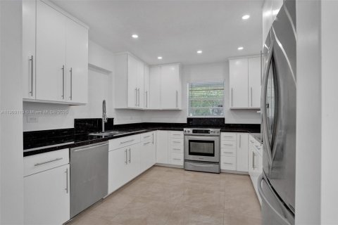 House in Hollywood, Florida 3 bedrooms, 158.86 sq.m. № 1952657 - photo 14