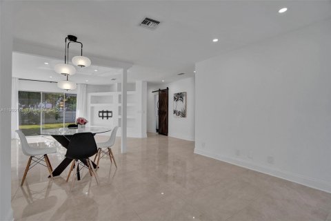 House in Hollywood, Florida 3 bedrooms, 158.86 sq.m. № 1952657 - photo 2