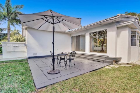 House in Hollywood, Florida 3 bedrooms, 158.86 sq.m. № 1952657 - photo 7
