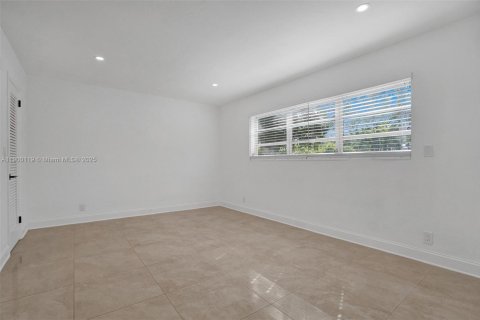 House in Hollywood, Florida 3 bedrooms, 158.86 sq.m. № 1952657 - photo 10