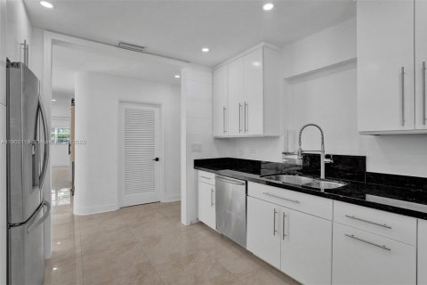 House in Hollywood, Florida 3 bedrooms, 158.86 sq.m. № 1952657 - photo 15