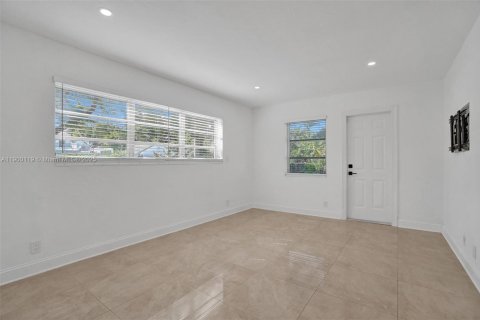 House in Hollywood, Florida 3 bedrooms, 158.86 sq.m. № 1952657 - photo 9