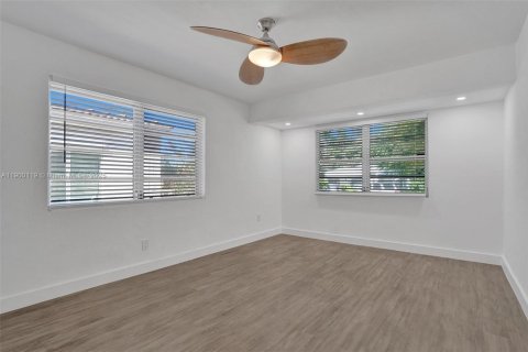 House in Hollywood, Florida 3 bedrooms, 158.86 sq.m. № 1952657 - photo 13