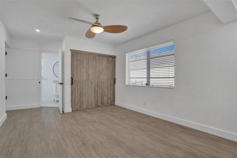 House in Hollywood, Florida 3 bedrooms, 158.86 sq.m. № 1952657 - photo 12