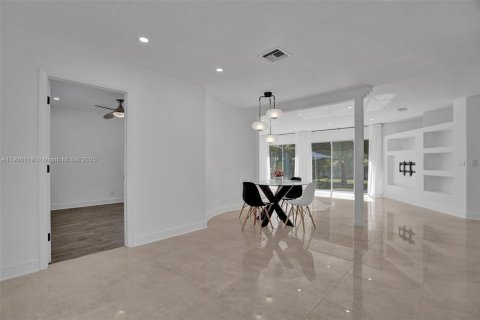 House in Hollywood, Florida 3 bedrooms, 158.86 sq.m. № 1952657 - photo 3