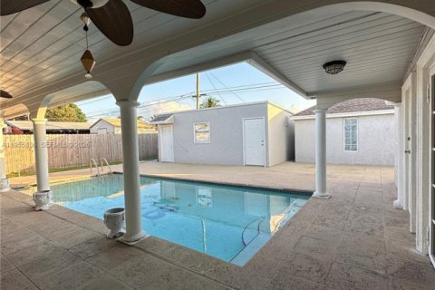 House in Hollywood, Florida 3 bedrooms, 134.71 sq.m. № 2036223 - photo 30