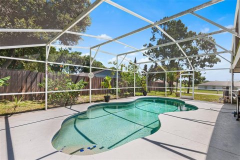 House in Haines City, Florida 3 bedrooms, 197.7 sq.m. № 2114504 - photo 28
