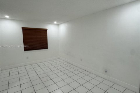 Condo in Miami, Florida, 3 bedrooms № 1926831 - photo 11