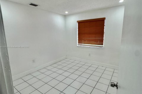 Condo in Miami, Florida, 3 bedrooms № 1926831 - photo 8