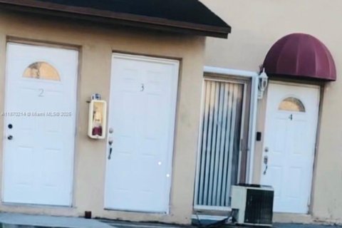 Condo in Miami, Florida, 3 bedrooms № 1926831 - photo 1