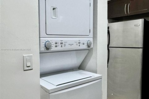 Condo in Miami, Florida, 3 bedrooms № 1926831 - photo 4