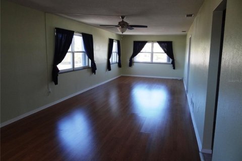 Condo in Saint Petersburg, Florida, 2 bedrooms  № 2202086 - photo 2