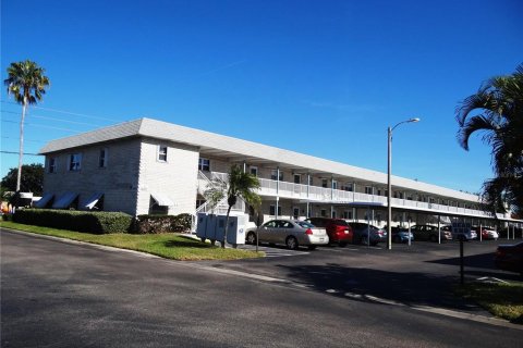 Condo in Saint Petersburg, Florida, 2 bedrooms  № 2202086 - photo 22