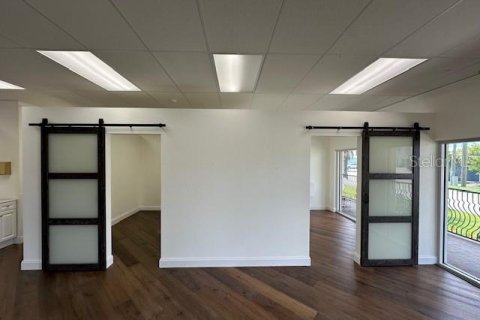 Immobilier commercial à louer à Punta Gorda, Floride: 594.67 m2 № 1688000 - photo 4