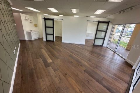 Immobilier commercial à louer à Punta Gorda, Floride: 594.67 m2 № 1688000 - photo 3