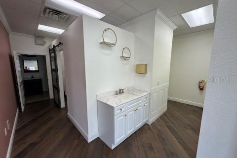 Immobilier commercial à louer à Punta Gorda, Floride: 594.67 m2 № 1688000 - photo 7