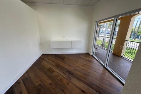 Immobilier commercial à louer à Punta Gorda, Floride: 594.67 m2 № 1688000 - photo 5