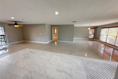 House in Clearwater, Florida 4 bedrooms, 229.93 sq.m. № 2097959 - photo 9