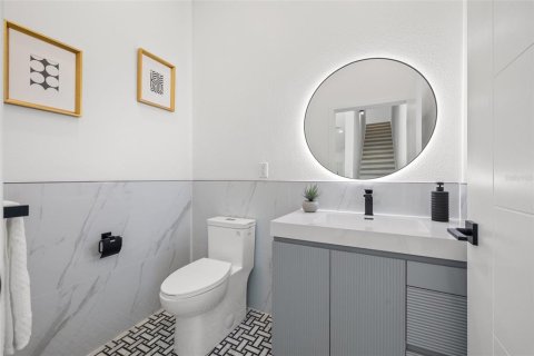 Townhouse in Saint Petersburg, Florida 3 bedrooms, 211.82 sq.m. № 1666281 - photo 12