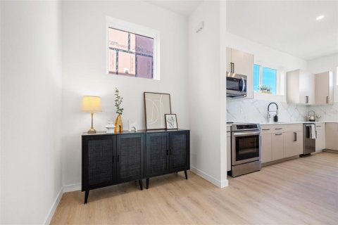 Townhouse in Saint Petersburg, Florida 3 bedrooms, 211.82 sq.m. № 1666281 - photo 6