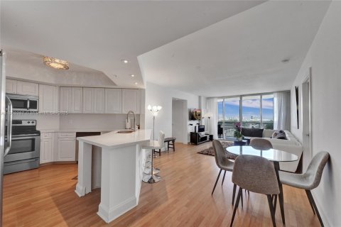 Condominio en alquiler en Miami Beach, Florida, 2 dormitorios, 117.99 m2 № 1951951 - foto 1