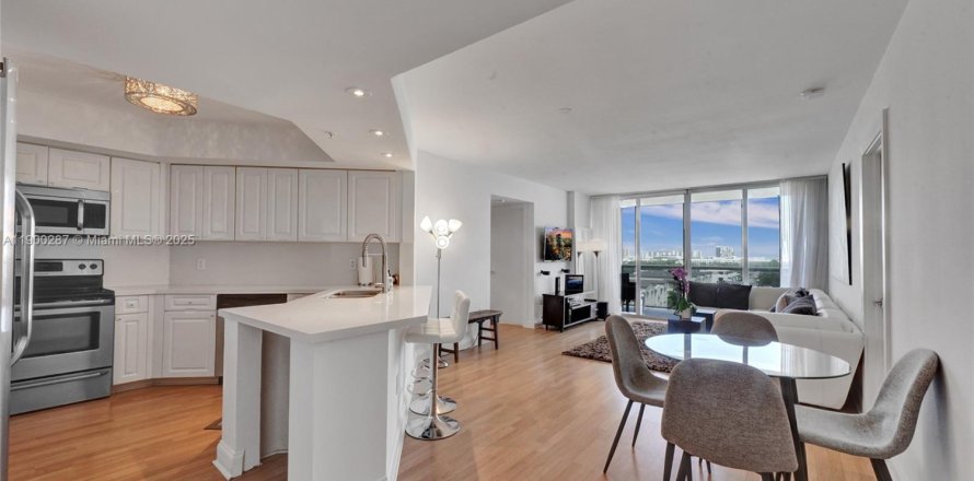 Condominio en Miami Beach, Florida, 2 dormitorios  № 1951951