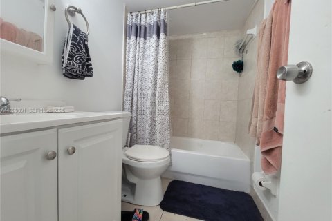 Condo in Lauderhill, Florida, 2 bedrooms  № 1987459 - photo 12