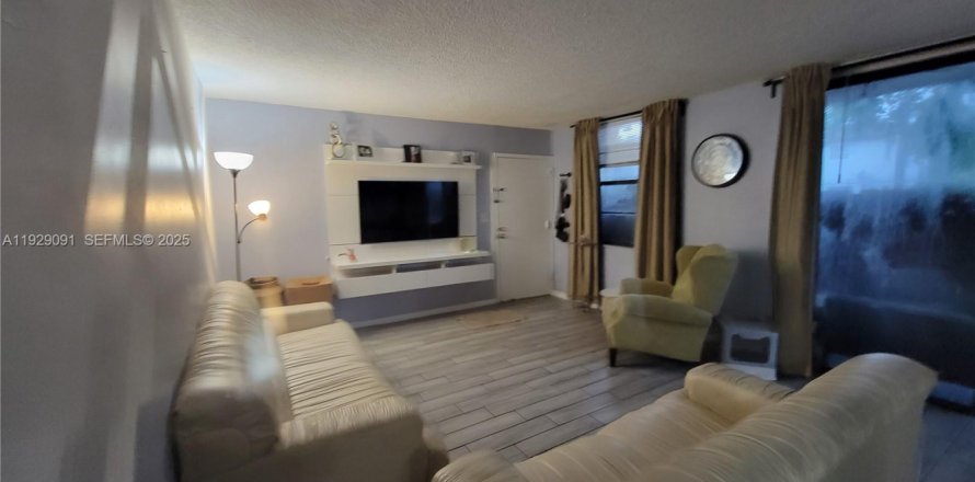 Condo in Lauderhill, Florida, 2 bedrooms  № 1987459