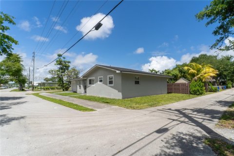 Villa ou maison à vendre à Hollywood, Floride: 3 chambres, 157 m2 № 2069914 - photo 2