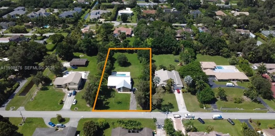 House in Plantation, Florida 3 bedrooms, 193.52 sq.m. № 1997533