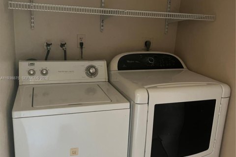 House in Plantation, Florida 3 bedrooms, 193.52 sq.m. № 1997533 - photo 16