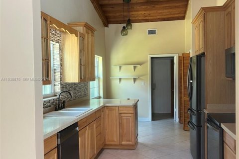 House in Plantation, Florida 3 bedrooms, 193.52 sq.m. № 1997533 - photo 10