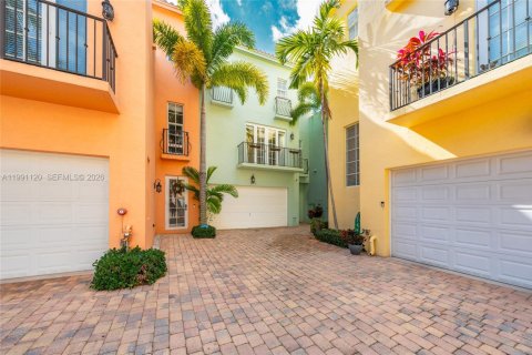 Adosado en venta en Fort Lauderdale, Florida, 3 dormitorios, 261.06 m2 № 2062658 - foto 2