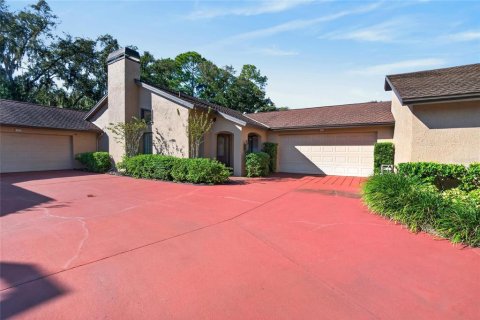 House in Brandon, Florida 2 bedrooms, 179.21 sq.m. № 2430906