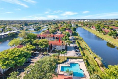 Condominio en alquiler en West Palm Beach, Florida, 2 dormitorios, 65.77 m2 № 1226871 - foto 1