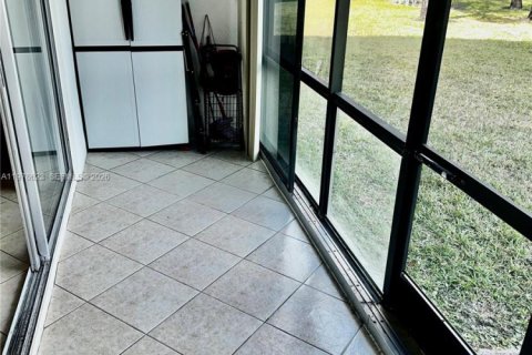 Copropriété à vendre à Pembroke Pines, Floride: 2 chambres, 142.42 m2 № 2046160 - photo 17