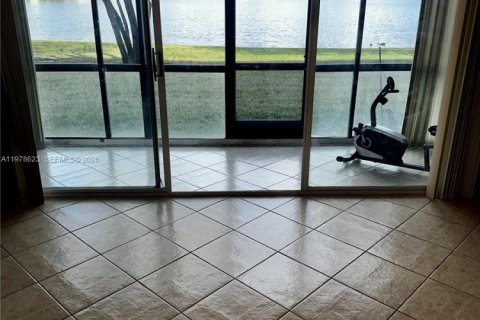 Copropriété à vendre à Pembroke Pines, Floride: 2 chambres, 142.42 m2 № 2046160 - photo 16
