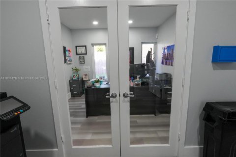 Propiedad comercial en venta en Pinecrest, Florida № 1864675 - foto 9