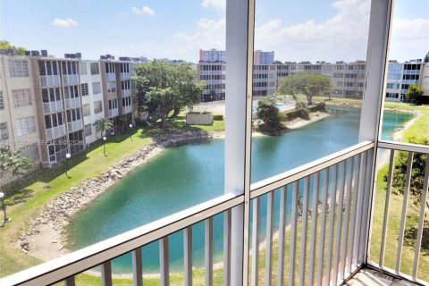 Condo in Miami, Florida, 1 bedroom  № 2036097 - photo 3
