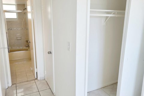Condo in Miami, Florida, 1 bedroom  № 2036097 - photo 12