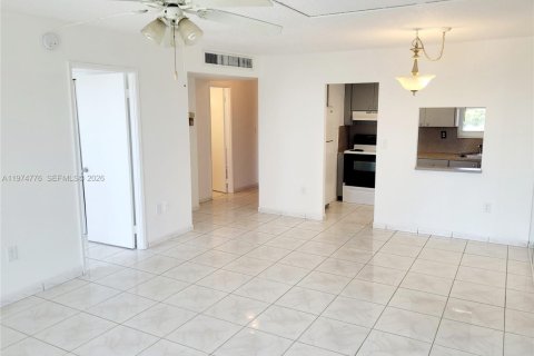 Condo in Miami, Florida, 1 bedroom  № 2036097 - photo 8