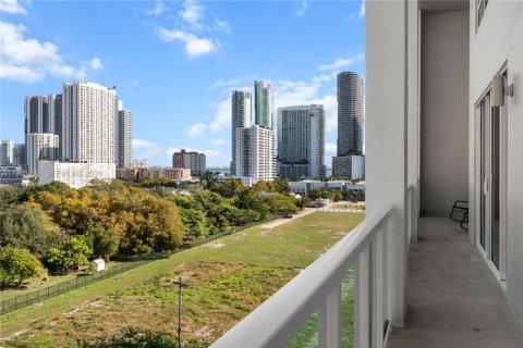 Condo in Miami, Florida, 2 bedrooms № 2025887 - photo 17