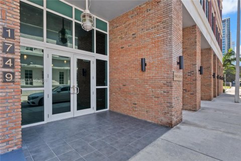 Condo in Miami, Florida, 2 bedrooms № 2025887 - photo 3