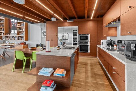 Condo in Miami, Florida, 2 bedrooms № 2025887 - photo 15