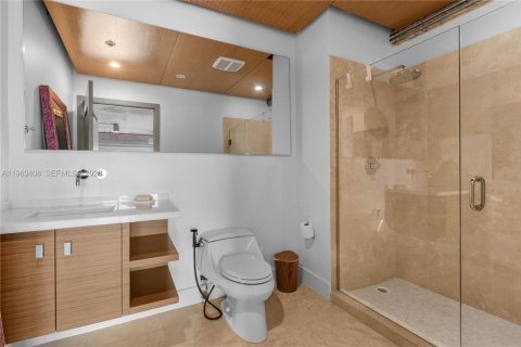 Condo in Miami, Florida, 2 bedrooms № 2025887 - photo 19