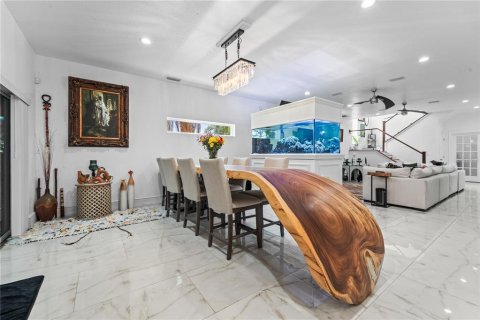 House in Saint Petersburg, Florida 7 bedrooms, 396.51 sq.m. № 2205126 - photo 10