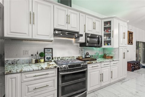 House in Saint Petersburg, Florida 7 bedrooms, 396.51 sq.m. № 2205126 - photo 4