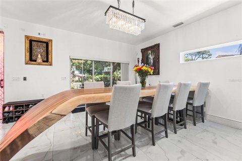 House in Saint Petersburg, Florida 7 bedrooms, 396.51 sq.m. № 2205126 - photo 9