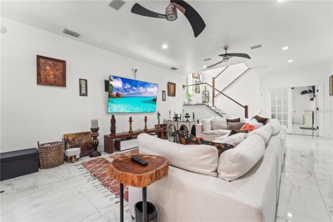 House in Saint Petersburg, Florida 7 bedrooms, 396.51 sq.m. № 2205126 - photo 15