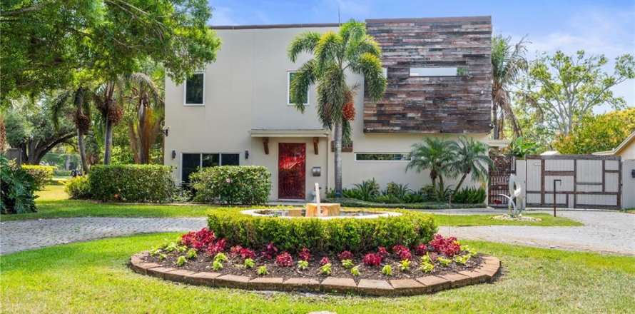 House in Saint Petersburg, Florida 7 bedrooms, 396.51 sq.m. № 2205126
